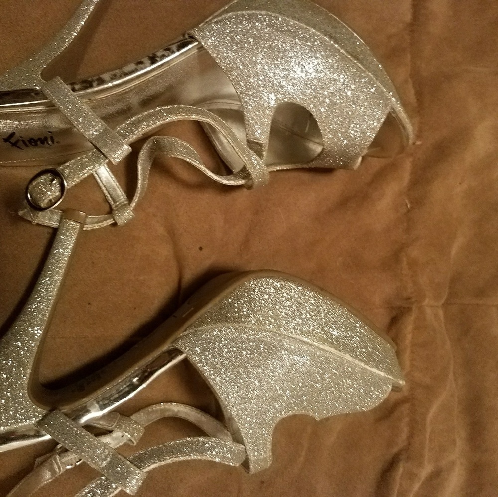 Silver shoes - Picture 3 of 4